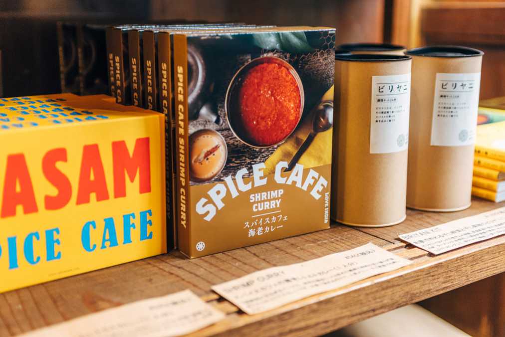 「ラッサムレトルトカレー」（左）、「海老レトルトカレー」（中央）ともに1箱540円