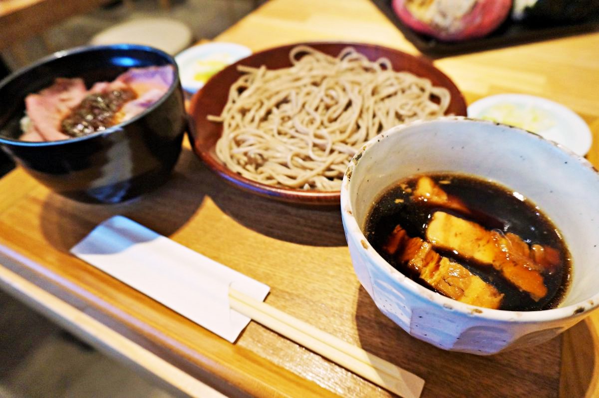 豚つけそばとローストビーフごはんセット