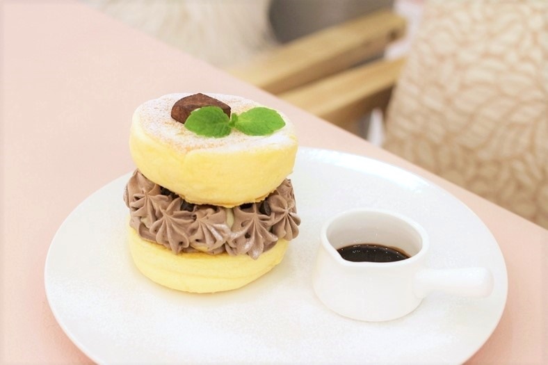 チョコバナナパンケーキバーガー 528円