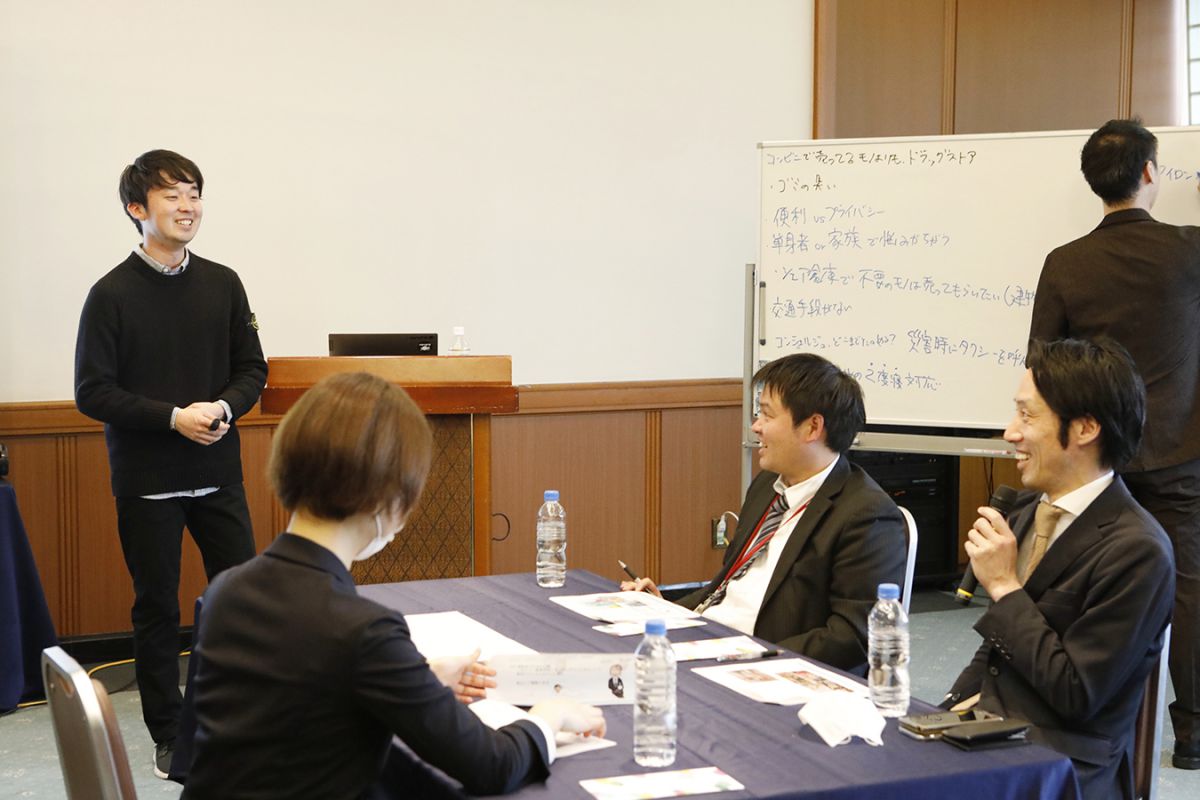 悩みごとにチームに分かれて話し合う参加者