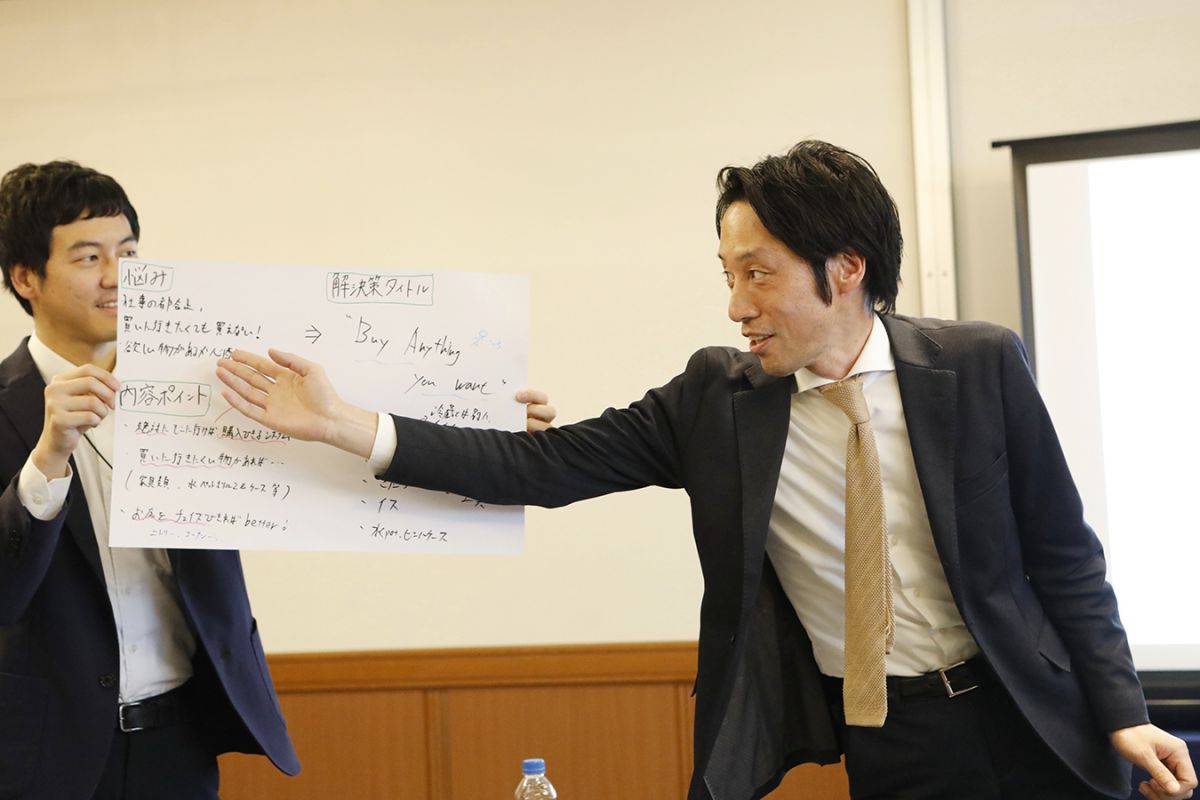 新たな提案を行う「居住者専用コンビニ」チーム