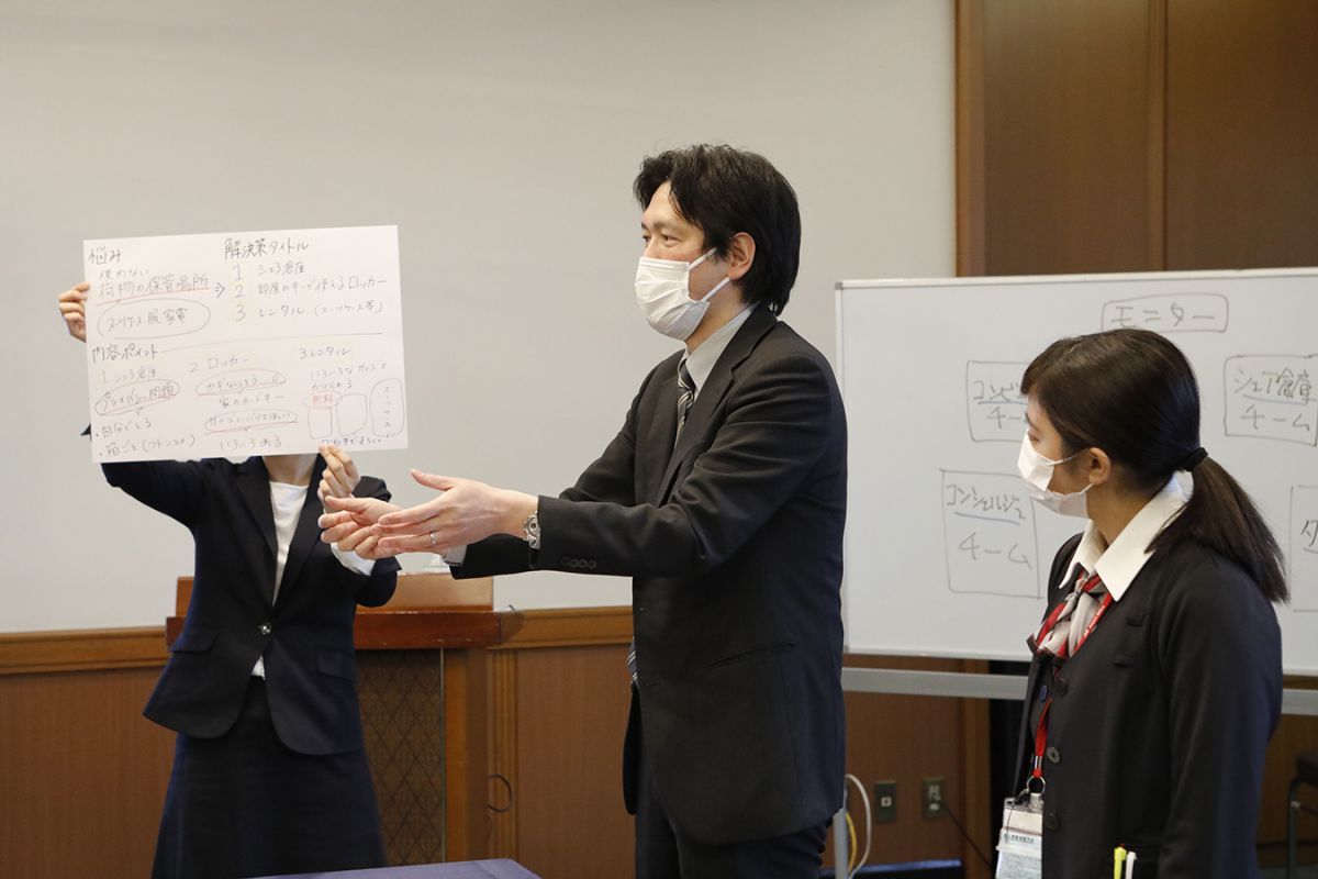 収納の課題の解決案を発表する「シェア倉庫」チーム