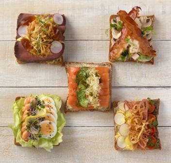 毎日のオープンサンド 760円（季節の島野菜・北坂たまご&エビ・淡路どりサラダ）、ハレの日のオープンサンド 1100円（淡路島サクラマス・ロースト淡路牛）