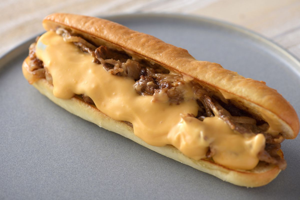 ホットサンドコンボ フライドポテトまたは淡路島オニオンスープ付 1490円、ドリンクセット＋230円～