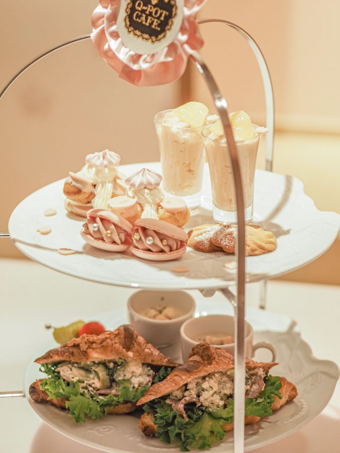 桜アフタヌーンティーセット （ドリンク付 1人2400円）※写真は2名分。こちらは3月29日（日）までの提供