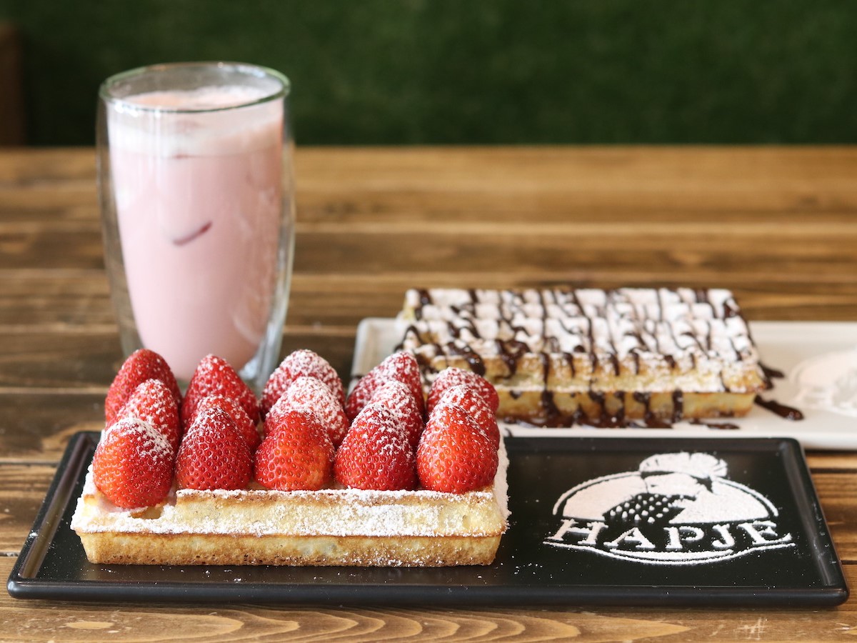 まるでいちご畑！ルックスも味わいも絶品のサックサクワッフル