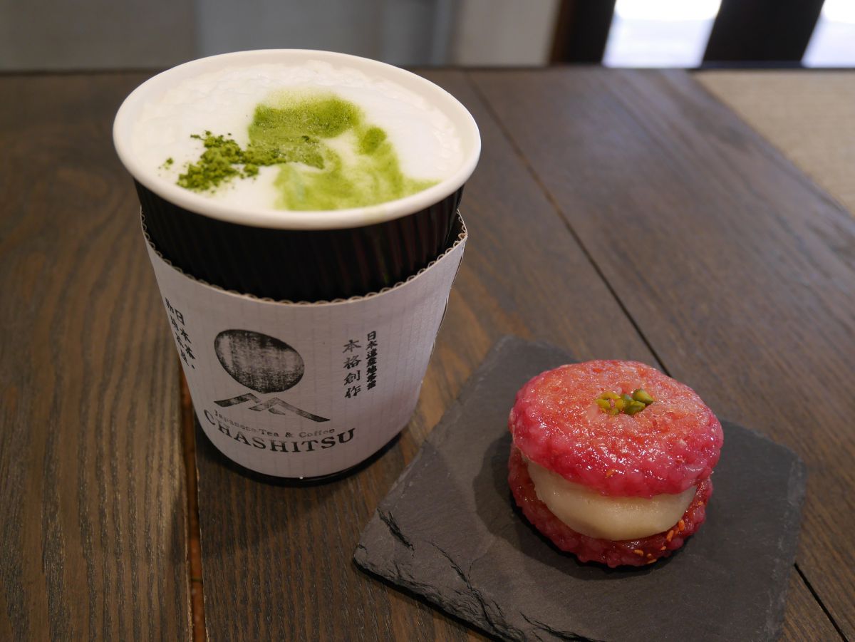 おやつセット　(本格抹茶ラテ＋おはぎバーガー木苺 660円)