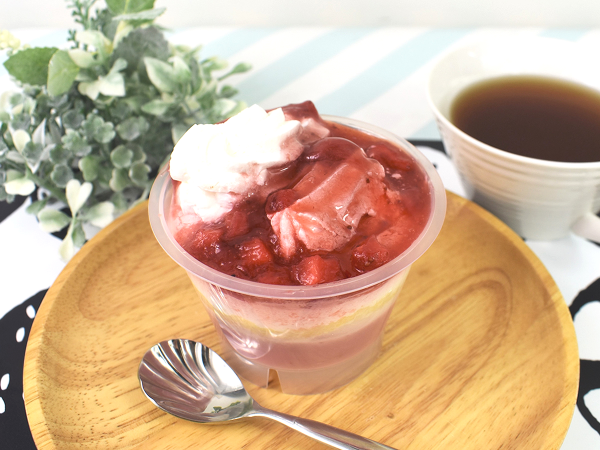 ぷるふわ食感に癒される! ファミマの「真っ赤ないちごパフェ」