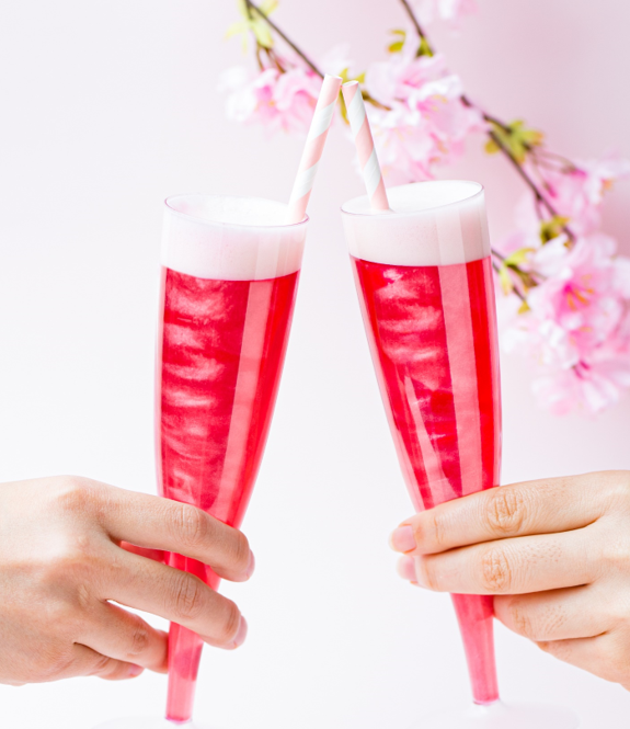 「ピンクグリッタービール」990円（テイクアウトは800円）