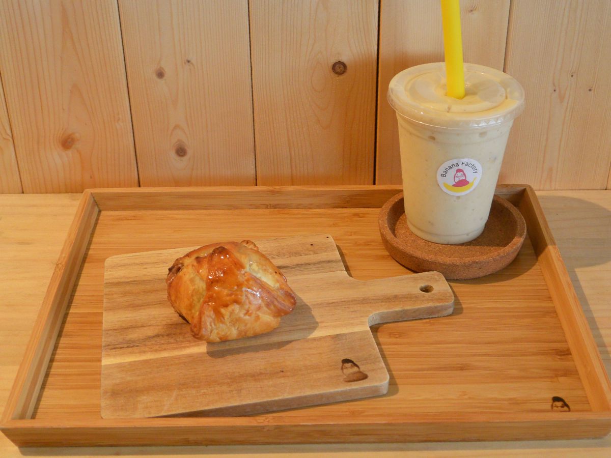 「フローズンバナナジュース」480円（税込）「バナナパイ」320円（税込）