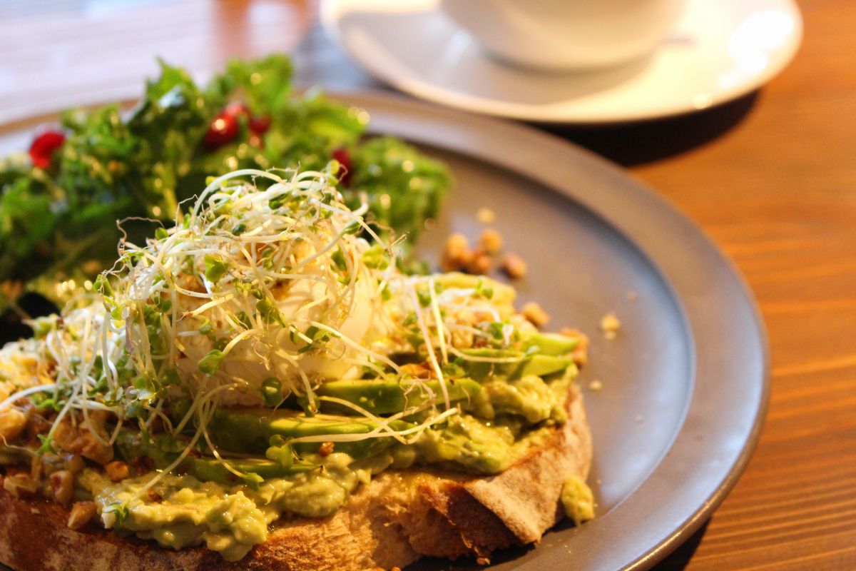 アボカドとポーチドエッグのオープンサンド　1200円（税抜）