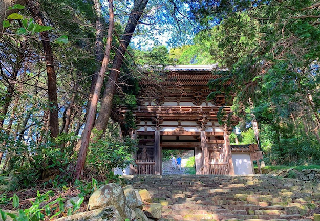 安土城内にある摠見寺仁王門