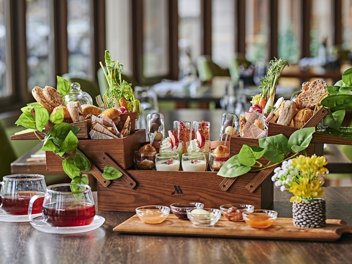 写真映え抜群！軽井沢のホテルで信州野菜や高原いちごの春の庭園アフタヌーンティー