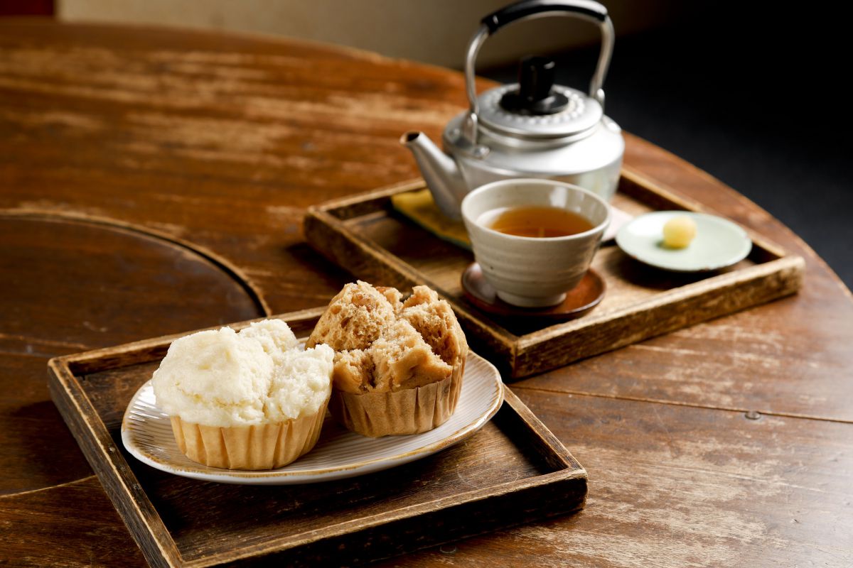 蒸しパン（白味噌カマンベール250円、黒糖くるみ200円）、ほうじ茶540円