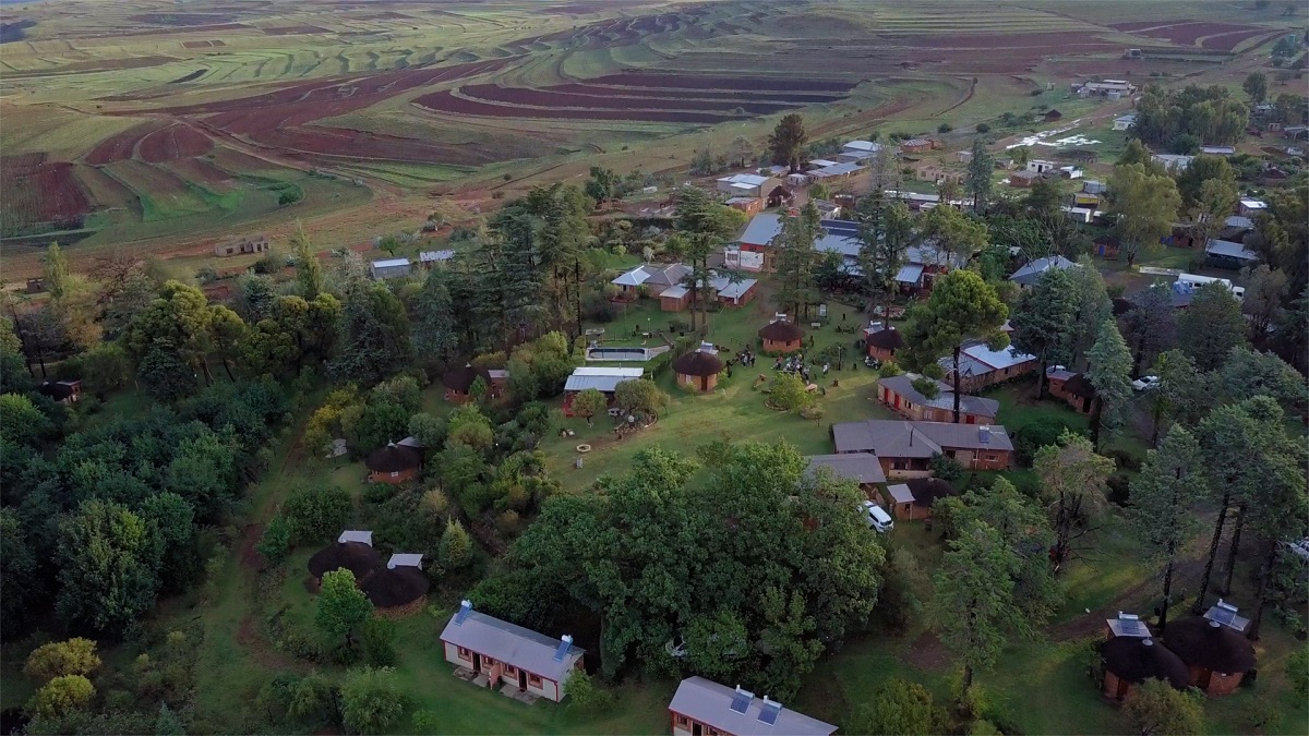 山間部に突如現れるマレアレア村