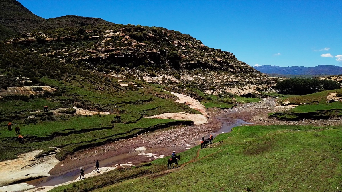 美しい大地を馬に乗って進みます
