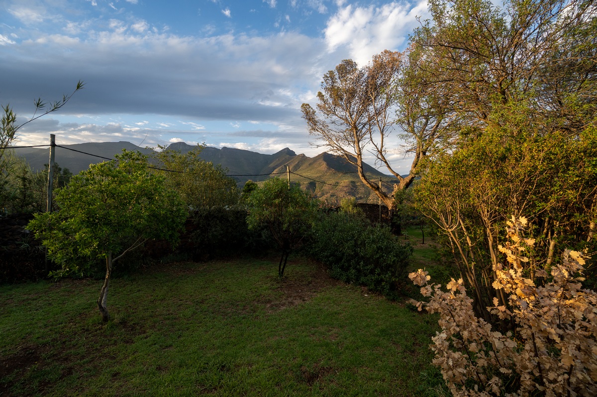 夕陽に照らされる山も魅力的