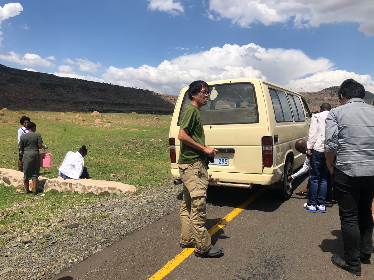 道が悪く途中タイヤがパンクするハプニングも