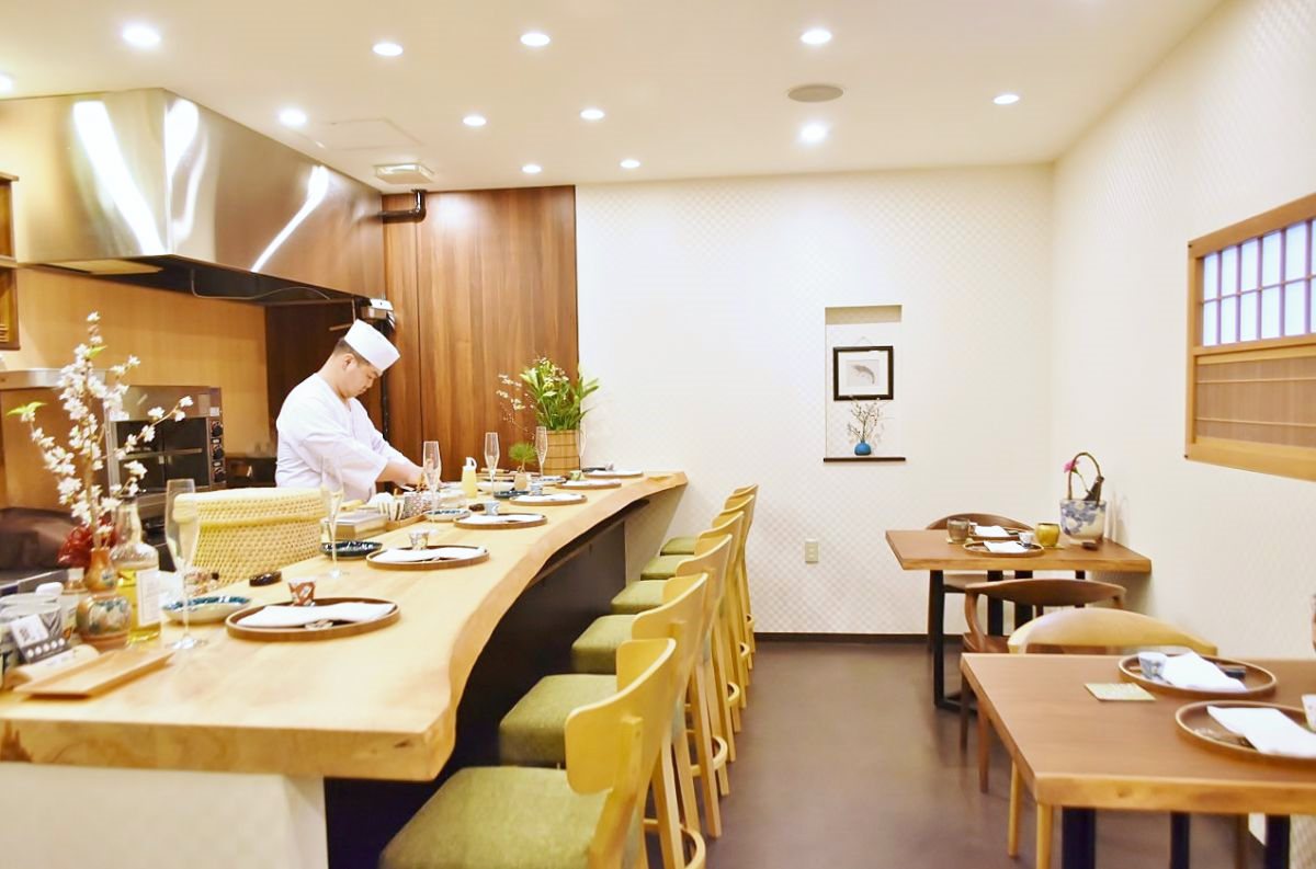 一枚板の立派なカウンターは奥行もゆったり