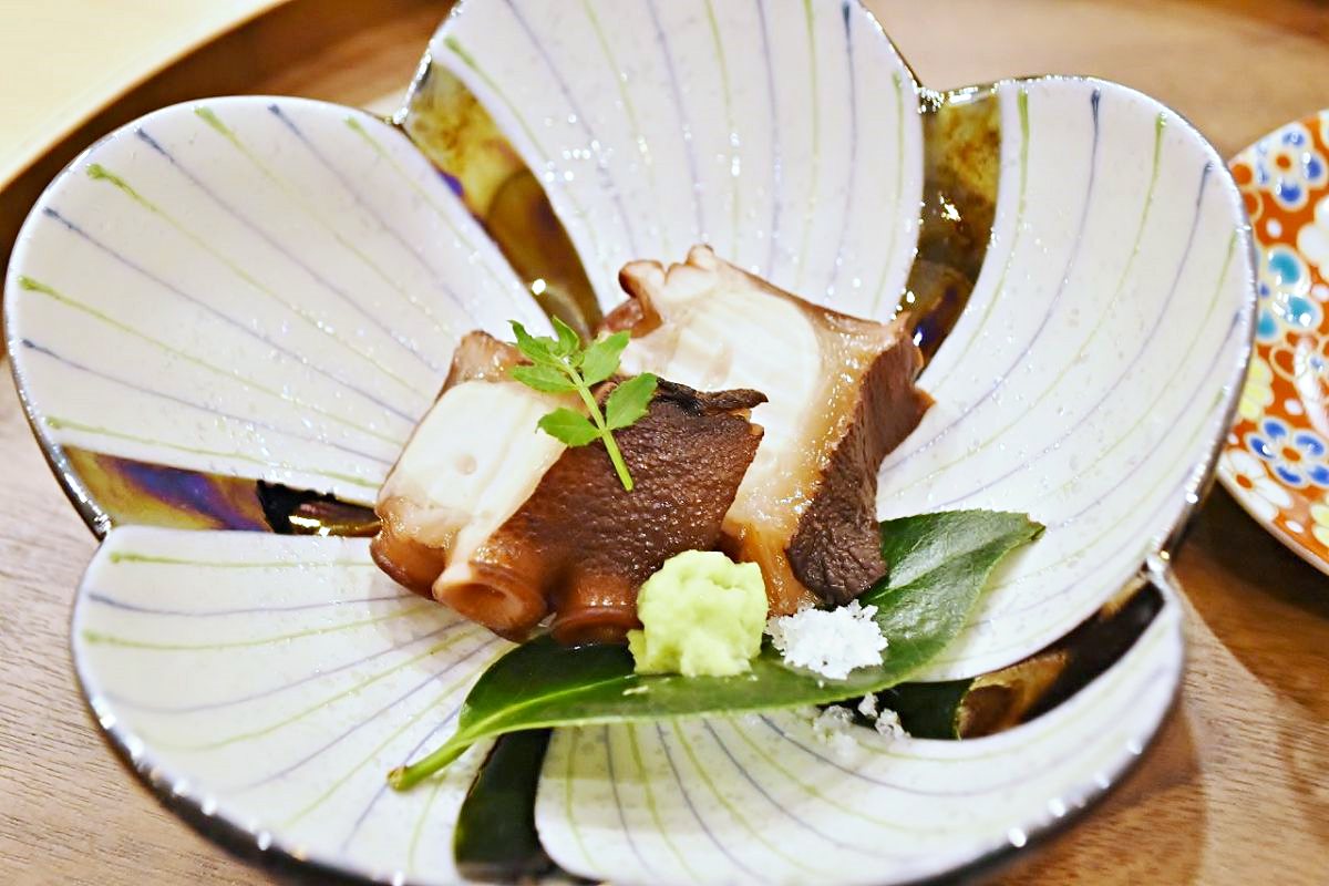 煮だこには、能登の海水を九谷焼の釜で焼いた塩も添えられている