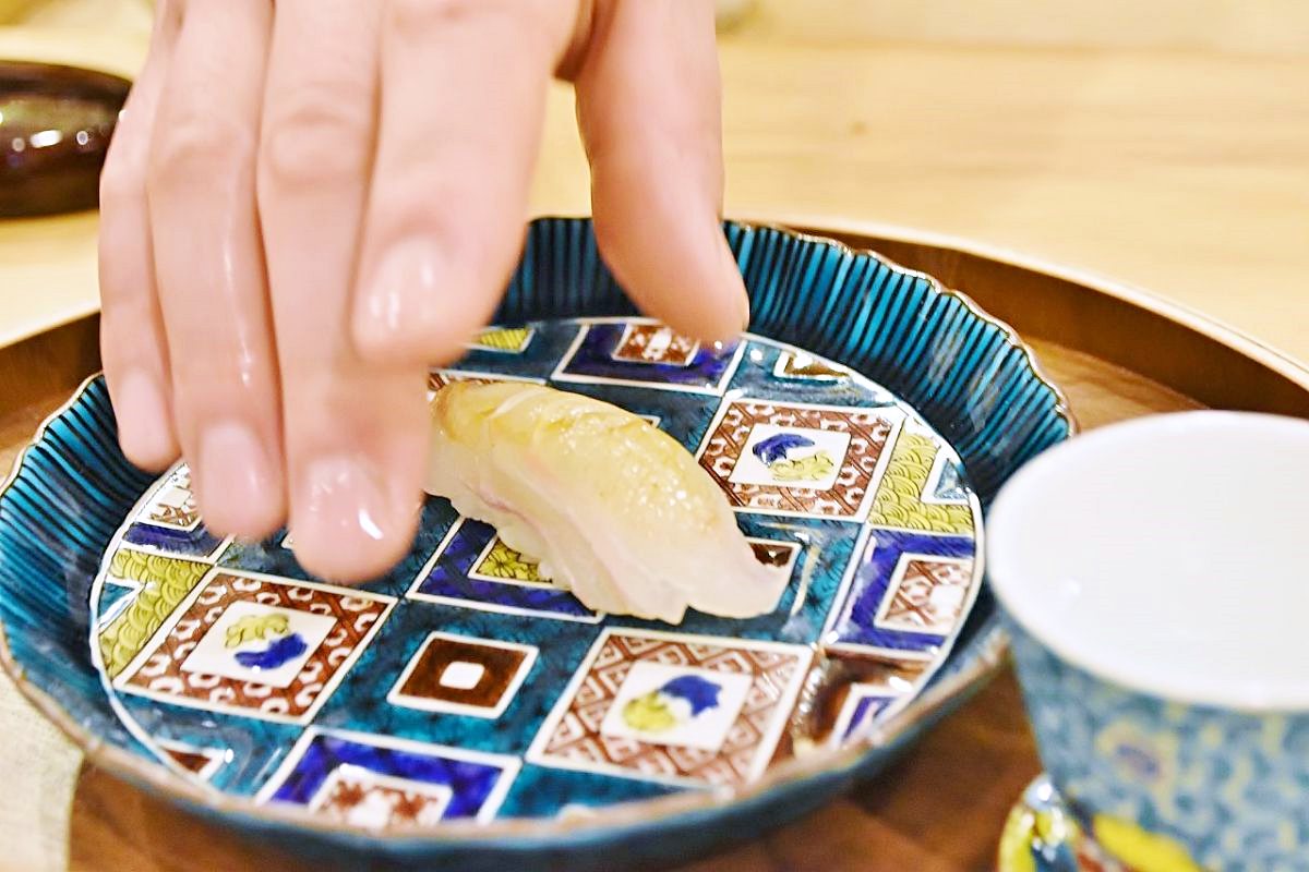 お鮨屋さん定番の“ゲタ”ではなく久谷焼きのお皿で出されるお鮨