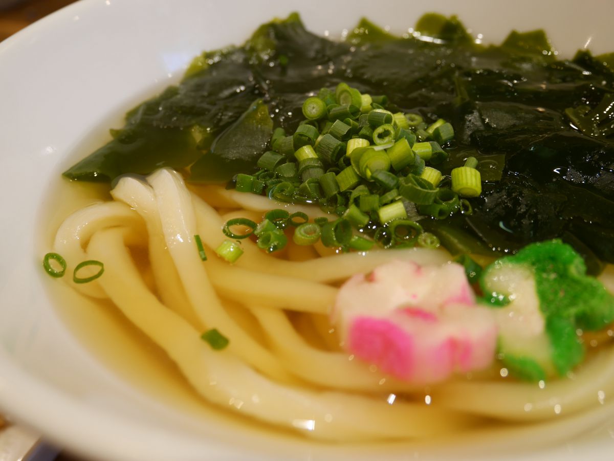 鳴門産たっぷりわかめうどん　680円（税別）