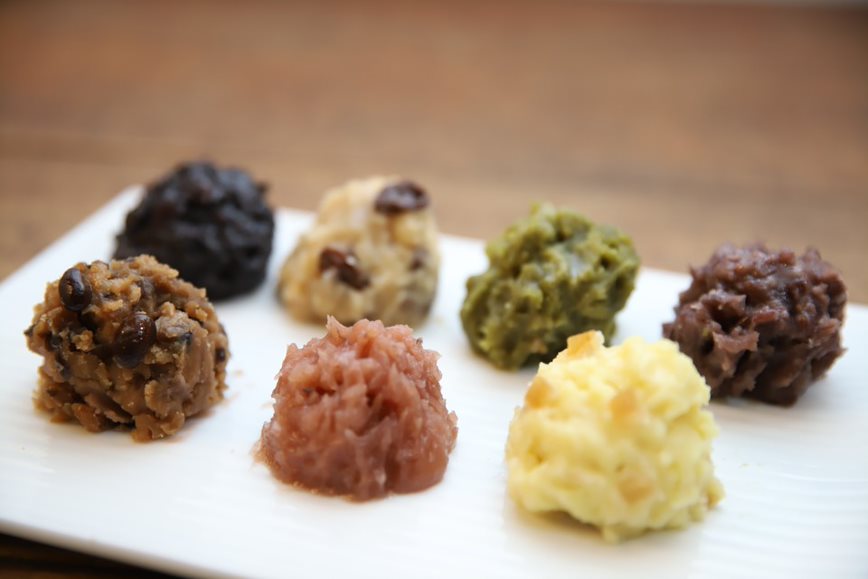 左上から時計回りに、黒ゴマ餡(410円)、ラムレーズン餡（432円）、宇治抹茶餡（410円）、北海道小豆餡（378円）、レモンチーズ餡（410円）、ばら餡（400円・税別）、黒豆きなこ餡（380円・税別）※持ち帰り用価格