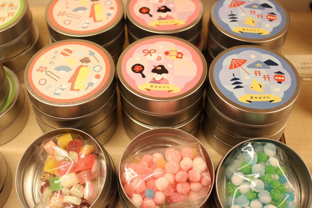 左：缶あめ 400円（税抜）　中、右：京のかけら（あめと金平糖）各450円（税抜）