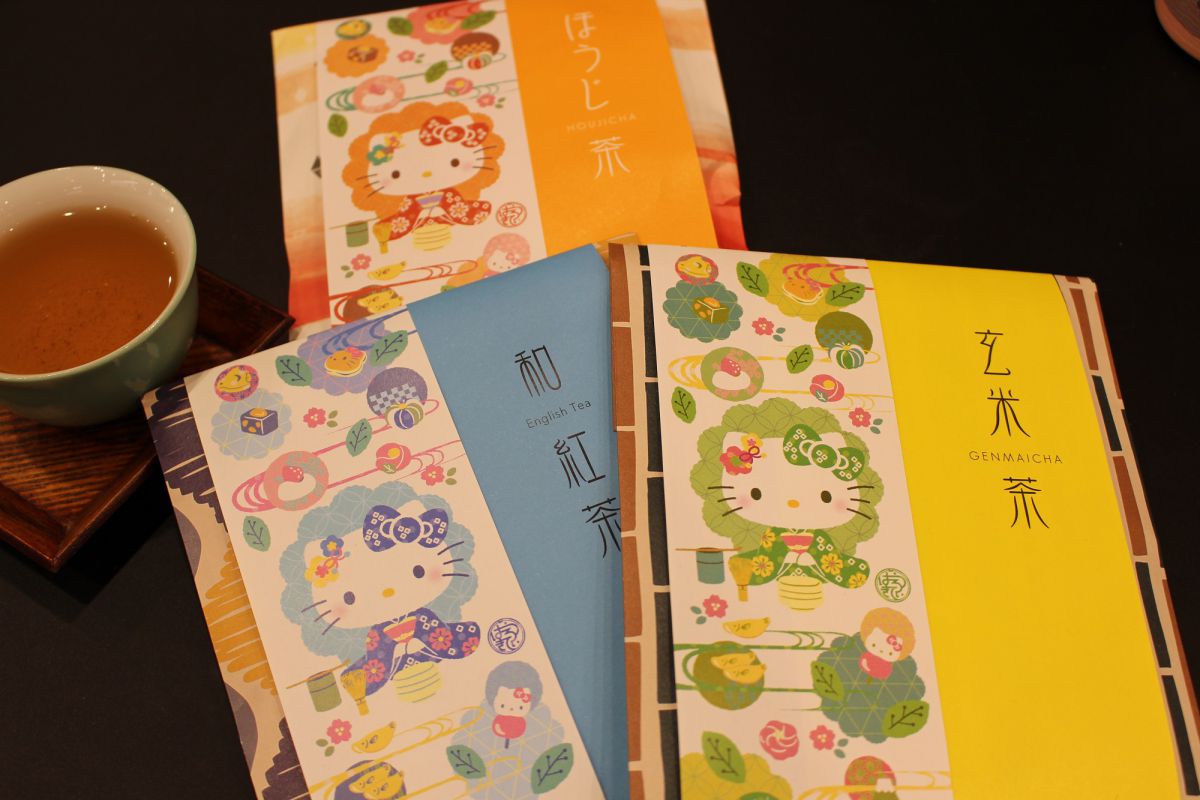 ハローキティ心彩（和紅茶、玄米茶、ほうじ茶など）　600円（税抜）