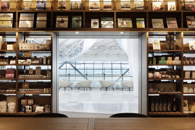 待ち時間、もう迷わない。「羽田空港 蔦屋書店」がおしゃれで使える！