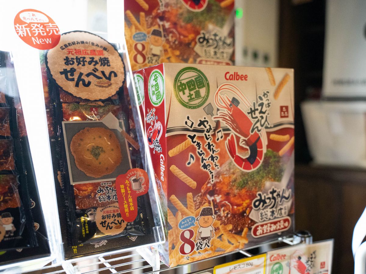 元祖広島流お好み焼せんべい（12枚入）756円（税別）かっぱえびせん みっちゃんお好み焼味（8袋入）500円（税別）