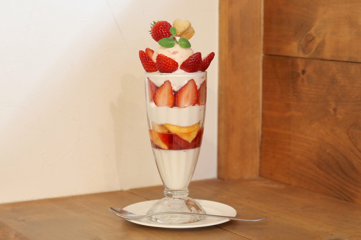 グランデ苺のフレンチトーストパフェ 1320円