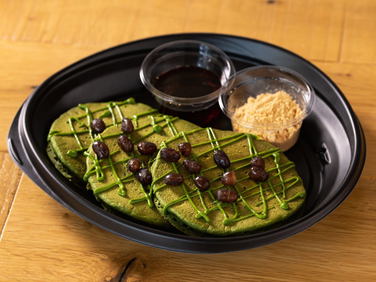 宇治抹茶パンケーキ （黒みつ＆きなこ）680円（税別））