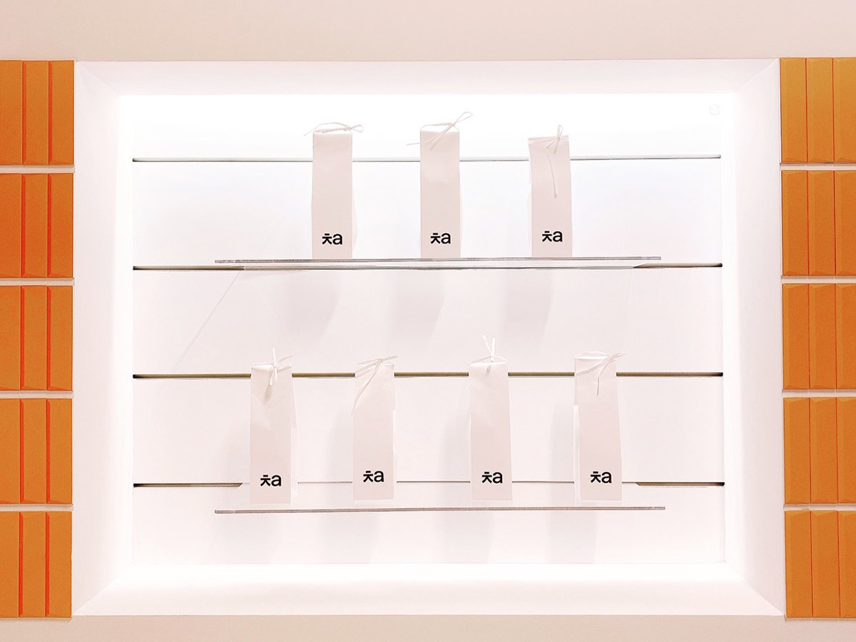 スタイリッシュで明るい店内