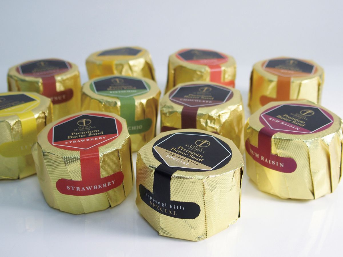 「プレミアムバターサンド」のフレーバーは、ピスタチオ、チョコバナナ、ストロベリー、ナッツ、ラムレーズン、レモン、和栗、アプリコットチーズ、チョコレート、六本木スペシャルの10種類各432円