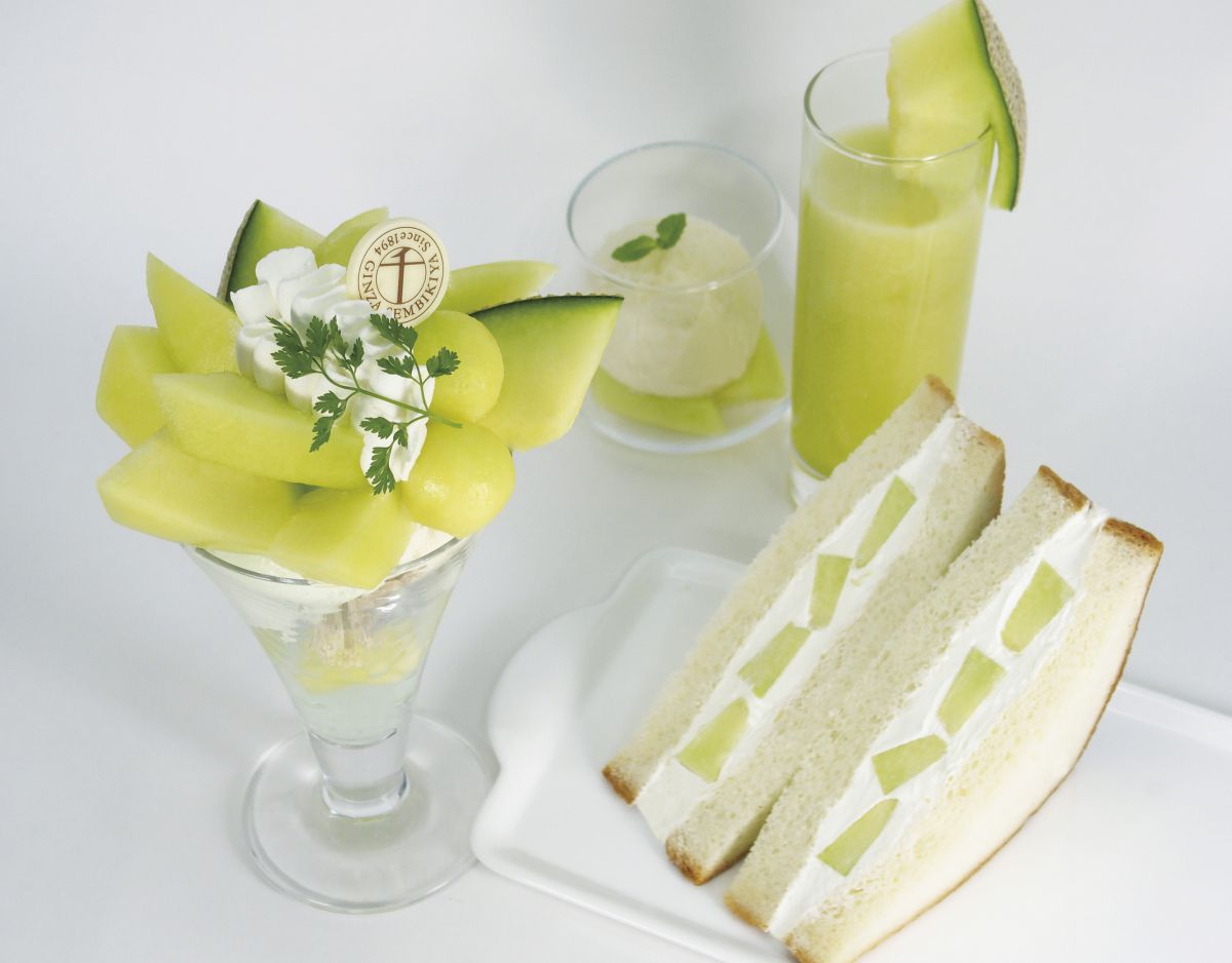 「メロンパフェ」2700円、「メロンシャーベット」880円、「メロンジュース」1540円、「メロンサンド」1320円