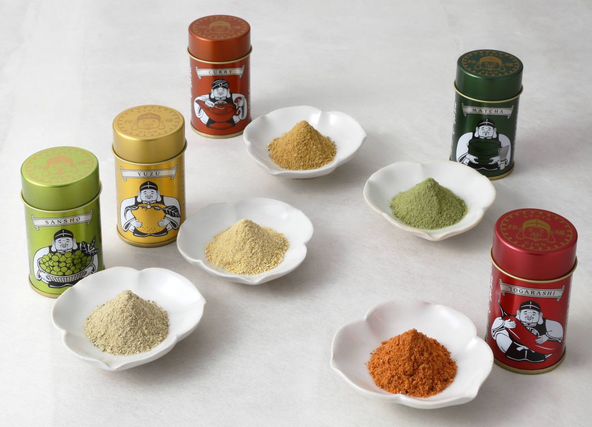 うま味さん薬味　全5種（画像左から　山椒・柚子・カレー・抹茶・唐辛子） ［袋］各 380円、［缶］各 630円 
