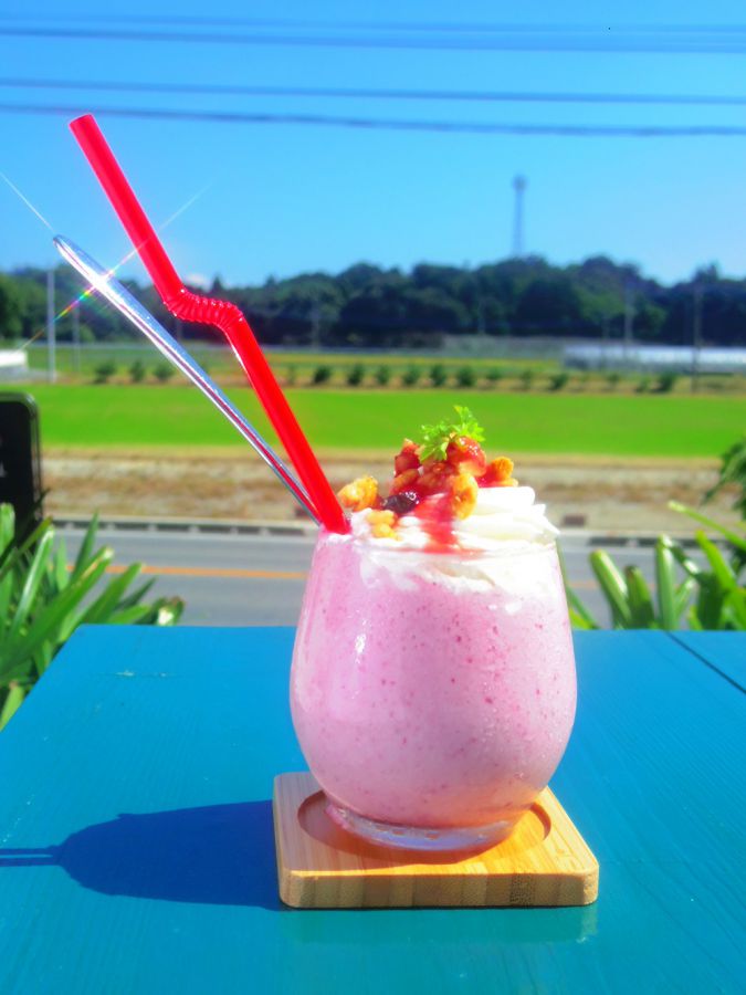 晴れた日ならこんなインスタ映え写真も可能！ いちごスムージー：420円（画像の生クリームトッピングは+50円）