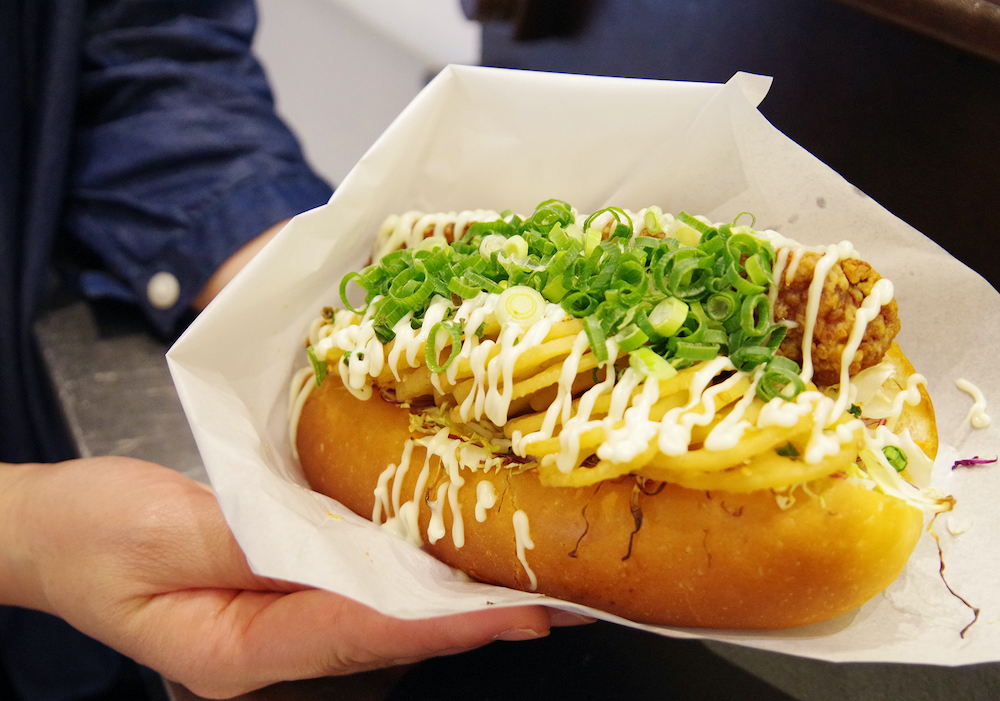 「自家製つくねときんぴられんこん」、焼き直してマヨソーズがかかるイートインバージョン！