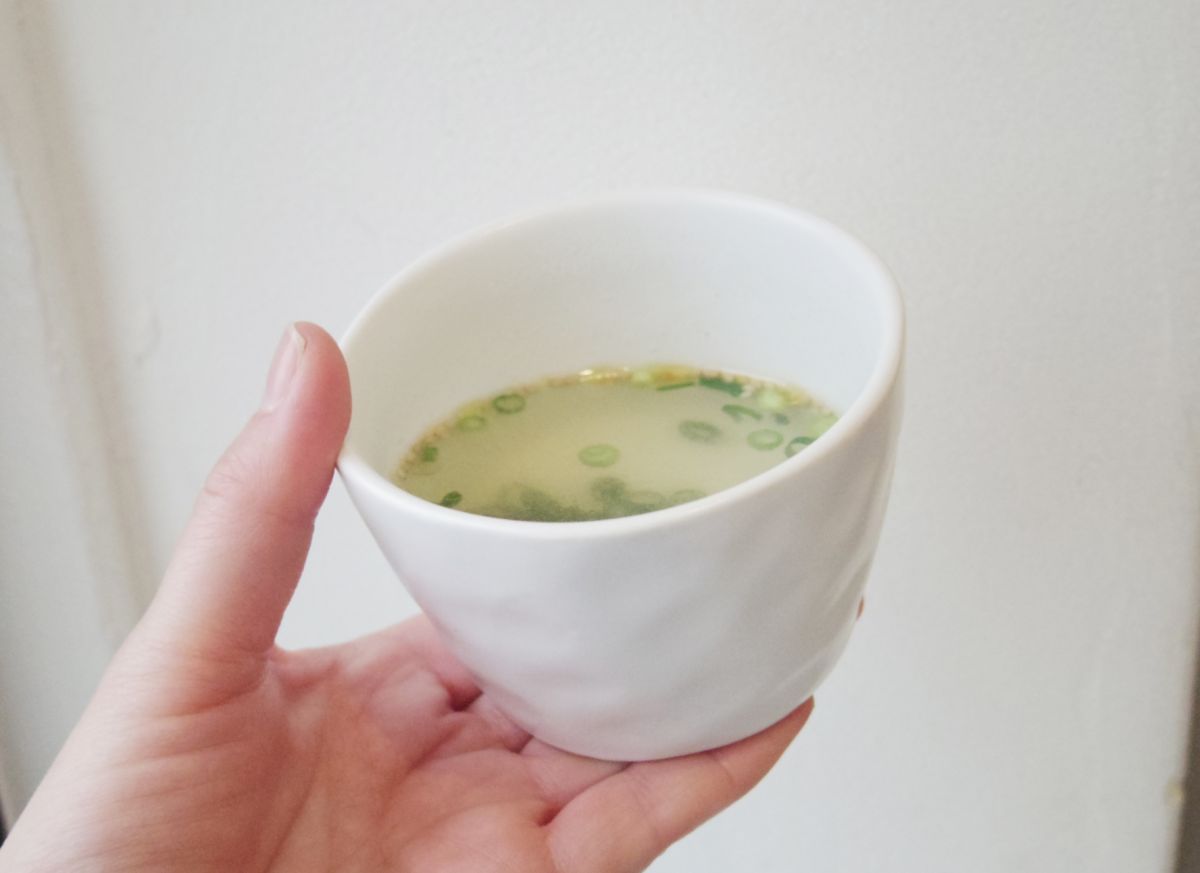 イートインでサービスされる鶏スープ