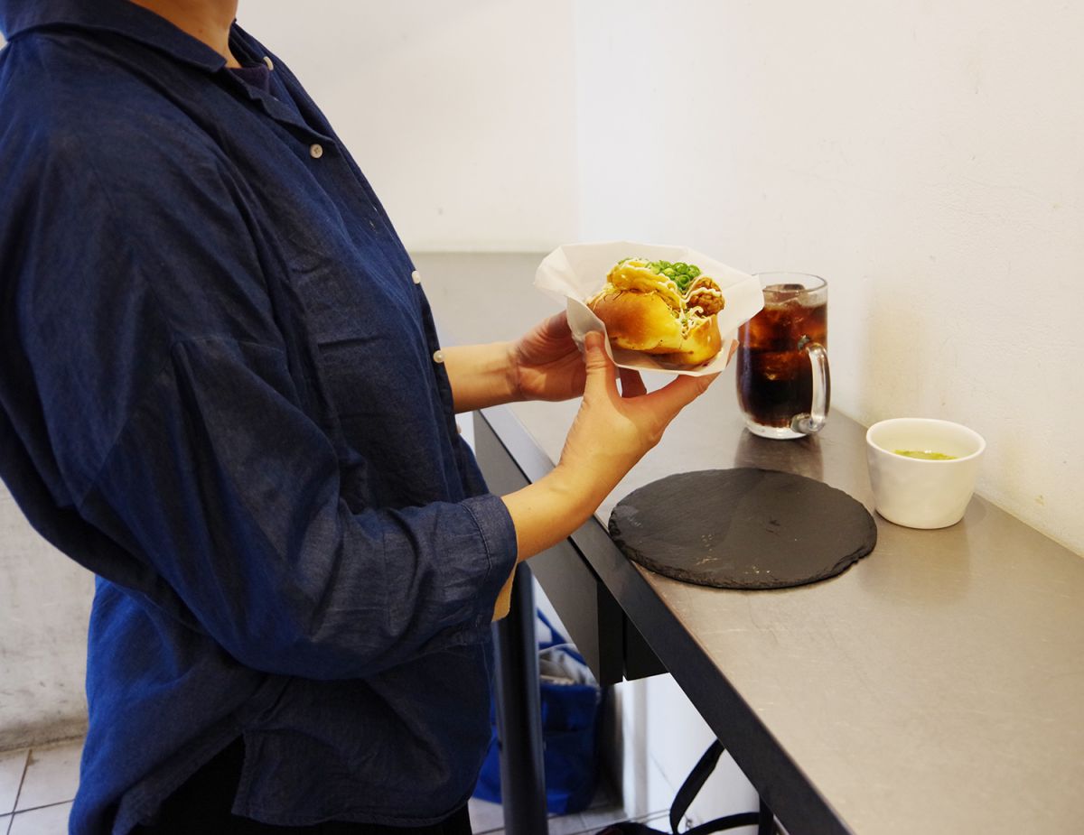 ドリンクセットのコーラはジョッキでやってきます。しかもレモン入り