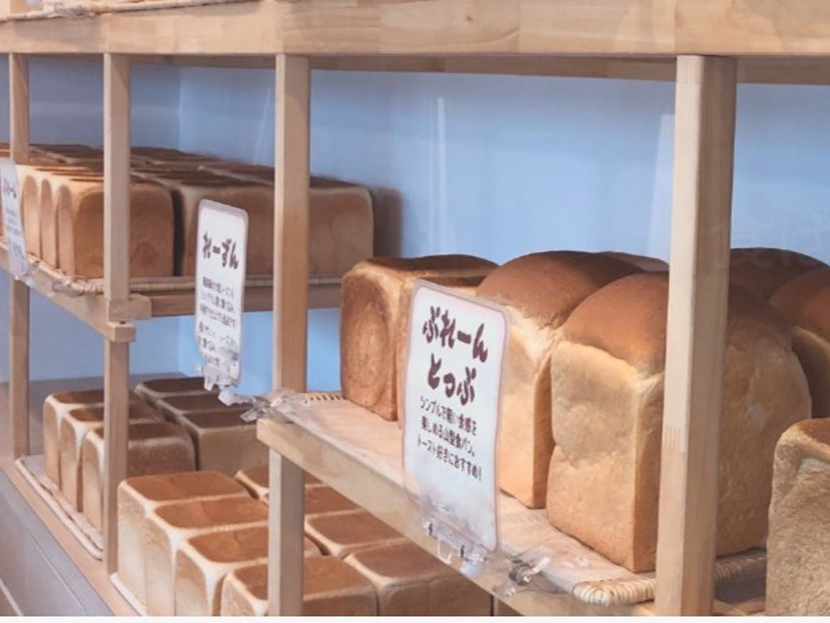 店内に並ぶ食パン/食ぱん道