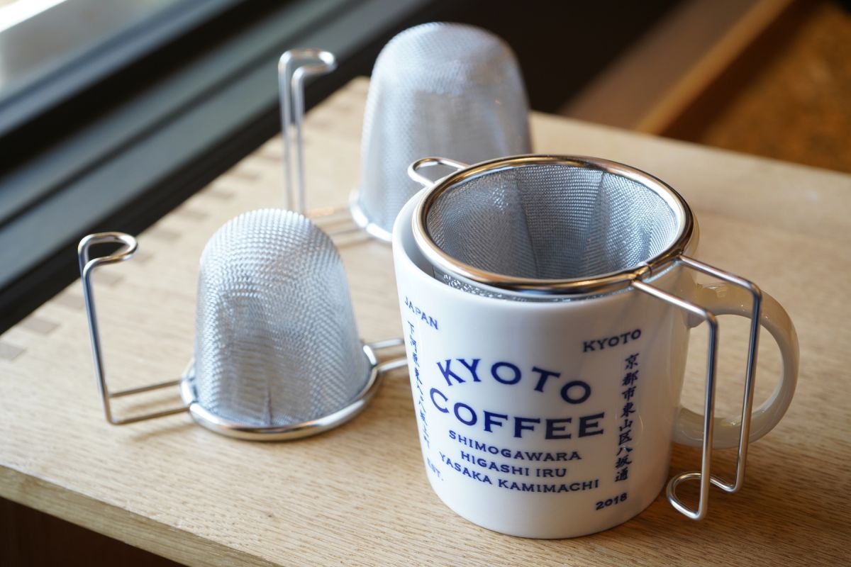 マグカップで使える茶こし大 935円・小 880円 『KYOTO COFFEE』オリジナルマグカップ 2090円