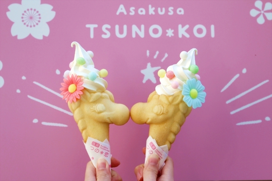 ユニコーンソフトフィナンシェそふぃ 730円（トッピングを含めて左右ともに910円）