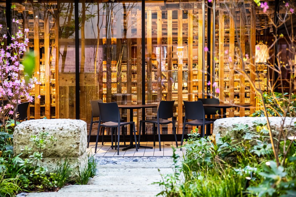 中庭を望むテラス席の他、店内に144席を用意