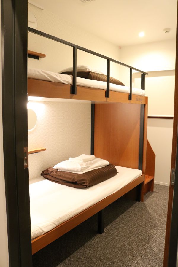 2段ベッド個室5000円〜