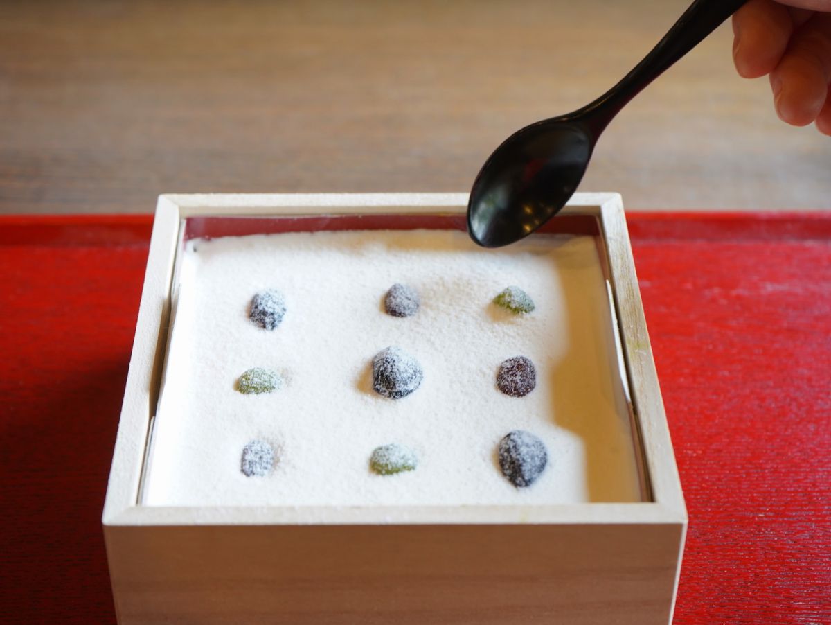 清らかな京都の石庭をお取り寄せ、和洋折衷な“絹ごし緑茶てぃらみす”