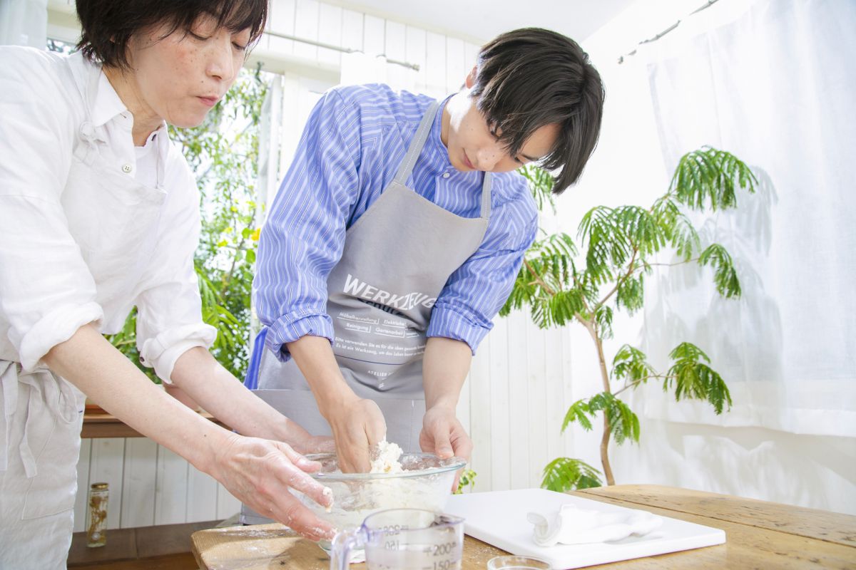 真剣な表情で材料を混ぜる小関さん