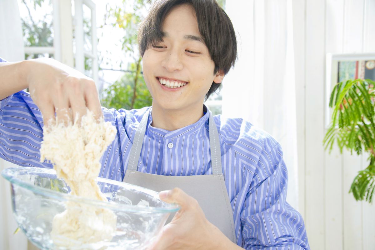 「最初は粉が指にベタベタくっついてきます（笑）」