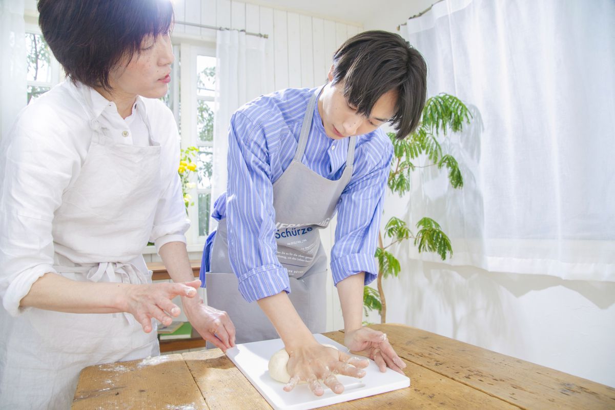 まな板に生地を移動させ、再びこねること5分